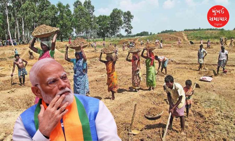 મનરેગા યોજનાનું નામ બદલવાની જાહેરાત કરતું બોર્ડ અથવા યોજના સંબંધિત ફોટો.