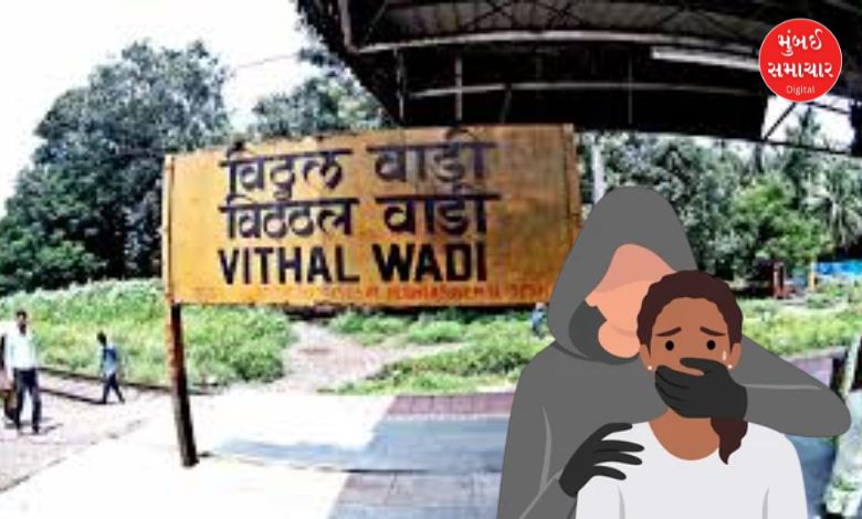 વિઠ્ઠલવાડી રેલવે સ્ટેશન પર અપહરણનો પ્રયાસ કરનાર આરોપીને પકડી રહેલા ગુસ્સે થયેલા પ્રવાસીઓનું દ્રશ્ય.