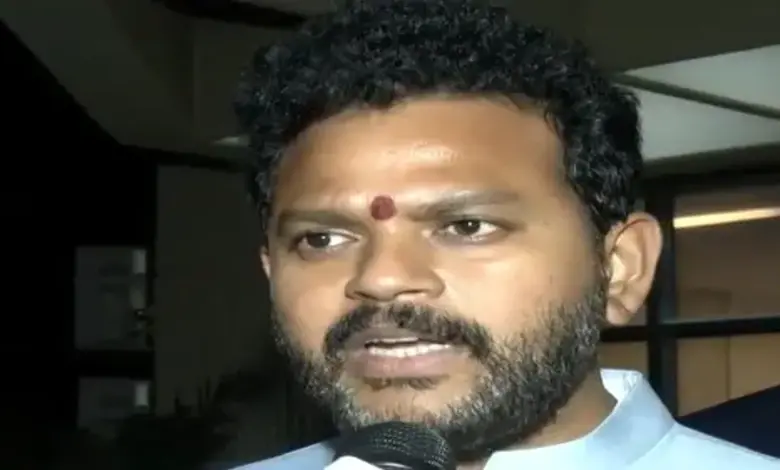 ઇન્ડિગો એરલાઇન કટોકટી: રાહુલ ગાંધી મોનોપોલી મોડેલનો આરોપ લગાવતા, ઉડ્ડયન પ્રધાન રામ મોહન નાયડુ જવાબ આપતા.