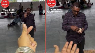 ટ્રેનમાં બેઠેલી દીકરી પ્લેટફોર્મ પર ઉભેલા તેના પિતાને કોરિયન હાર્ટની નિશાની બતાવી રહી છે, અને પિતા ખિસ્સામાંથી પૈસા કાઢીને તેને આપી રહ્યા છે.