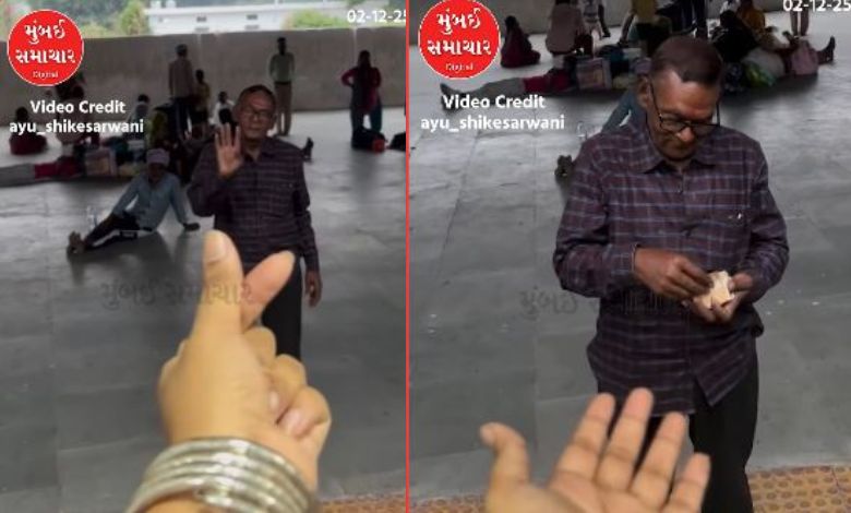 ટ્રેનમાં બેઠેલી દીકરી પ્લેટફોર્મ પર ઉભેલા તેના પિતાને કોરિયન હાર્ટની નિશાની બતાવી રહી છે, અને પિતા ખિસ્સામાંથી પૈસા કાઢીને તેને આપી રહ્યા છે.