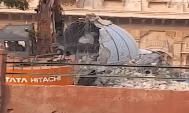 મોરબીમાં મણિ મંદિરની બાજુમાં આવેલી ગેરકાયદેસર દરગાહ તોડી પાડવામાં આવી, પોલીસ બંદોબસ્ત