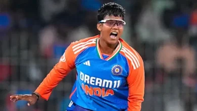 ICC T20 રેન્કિંગમાં નંબર-વન બનેલી ભારતીય મહિલા ક્રિકેટર દીપ્તિ શર્મા મેદાન પર ઉજવણી કરતી વખતે.