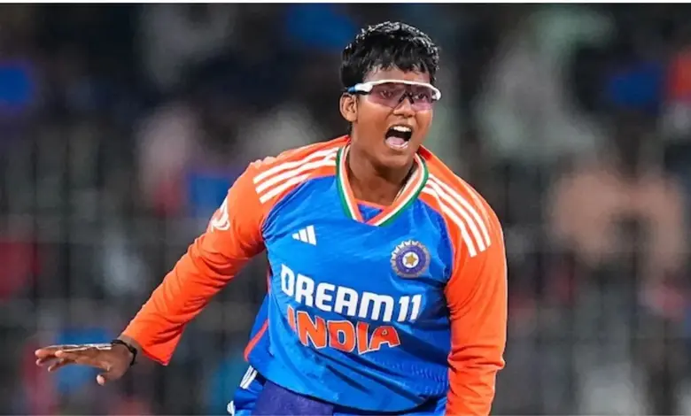 ICC T20 રેન્કિંગમાં નંબર-વન બનેલી ભારતીય મહિલા ક્રિકેટર દીપ્તિ શર્મા મેદાન પર ઉજવણી કરતી વખતે.