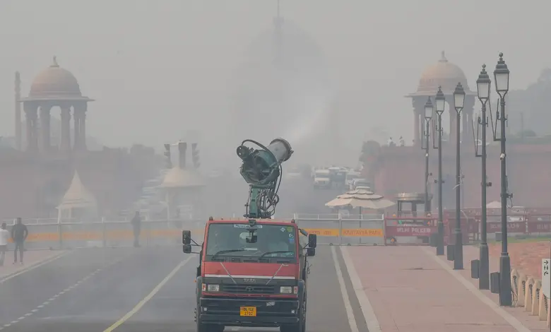 દિલ્હી પ્રદૂષણના ખતરનાક સ્તર દર્શાવતો ફોટો, જ્યાં GRAP-4 ના પ્રતિબંધો લાગુ છે.