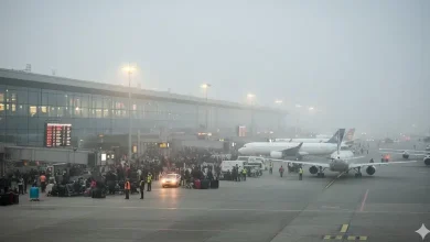 દિલ્હી એરપોર્ટ પર ગાઢ ધુમ્મસમાં ઉભેલા વિમાનો અને ઓછી વિઝિબિલિટીનું દ્રશ્ય.