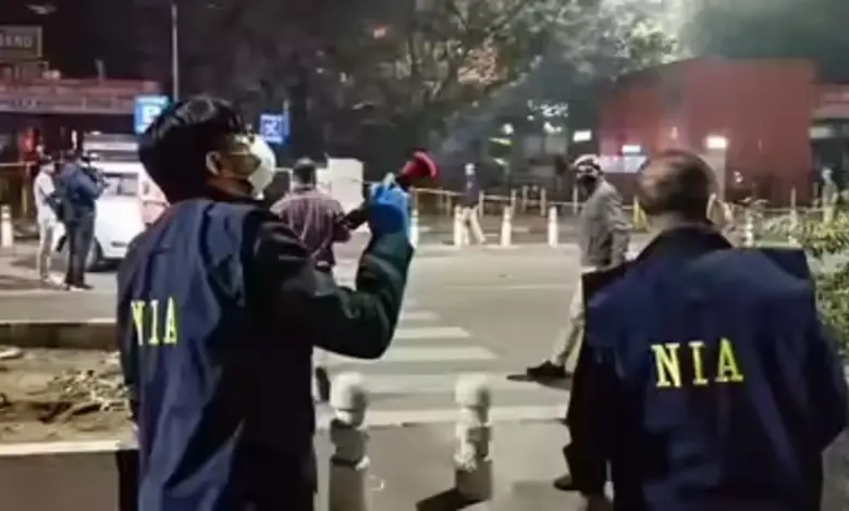 NIA દ્વારા ધરપકડ કરાયેલ આતંકી યાસિર અહમદ ડાર અને સુરક્ષા એજન્સીની તપાસની પ્રતિકાત્મક તસવીર.