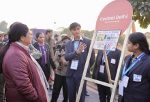 દિલ્હી બનશે AI ઇનોવેશનની રાજધાની: યુવાનો માટે લૉન્ચ થયું દેશનું પ્રથમ 'સિટી-સેન્ટ્રિક AI એન્જિન' નવી દિલ્હી: દિલ્હીના યુવાઓને ભવિષ્ય માટે સજ્જ કરવાના ઉદ્દેશ સાથે આજે દિલ્હીની સ્કૂલોમાં મહત્ત્વકાંક્ષી ‘AI ગ્રાઇન્ડ ઇનિશિયેટિવ’નો શુભારંભ કરવામાં આવ્યો છે. આ પહેલ હેઠળ, દિલ્હી સરકાર દ્વારા દેશનું પ્રથમ સિટી-સેન્ટ્રિક AI એન્જિન– 'Delhi AI Grind' શરૂ કરવામાં આવ્યું છે, જેનો હેતુ યુવાનોને શહેરની વાસ્તવિક સમસ્યાઓ માટે AI-આધારિત ઉકેલો વિકસાવવા માટે સક્ષમ બનાવવાનો છે. સરકારના આ વિઝનથી પ્રેરિત, હવે ક્લાસરૂમ્સ ઇનોવેશન લેબોરેટરીઝમાં પરિવર્તિત થશે, જ્યાં વિદ્યાર્થીઓ માત્ર શીખશે નહીં પણ ‘ચેન્જમેકર’ પણ બનશે, જેથી દિલ્હી જ્ઞાન અ…