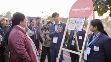 દિલ્હી બનશે AI ઇનોવેશનની રાજધાની: યુવાનો માટે લૉન્ચ થયું દેશનું પ્રથમ 'સિટી-સેન્ટ્રિક AI એન્જિન' નવી દિલ્હી: દિલ્હીના યુવાઓને ભવિષ્ય માટે સજ્જ કરવાના ઉદ્દેશ સાથે આજે દિલ્હીની સ્કૂલોમાં મહત્ત્વકાંક્ષી ‘AI ગ્રાઇન્ડ ઇનિશિયેટિવ’નો શુભારંભ કરવામાં આવ્યો છે. આ પહેલ હેઠળ, દિલ્હી સરકાર દ્વારા દેશનું પ્રથમ સિટી-સેન્ટ્રિક AI એન્જિન– 'Delhi AI Grind' શરૂ કરવામાં આવ્યું છે, જેનો હેતુ યુવાનોને શહેરની વાસ્તવિક સમસ્યાઓ માટે AI-આધારિત ઉકેલો વિકસાવવા માટે સક્ષમ બનાવવાનો છે. સરકારના આ વિઝનથી પ્રેરિત, હવે ક્લાસરૂમ્સ ઇનોવેશન લેબોરેટરીઝમાં પરિવર્તિત થશે, જ્યાં વિદ્યાર્થીઓ માત્ર શીખશે નહીં પણ ‘ચેન્જમેકર’ પણ બનશે, જેથી દિલ્હી જ્ઞાન અ…