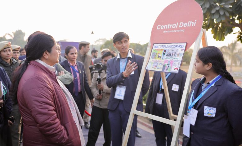 દિલ્હી બનશે AI ઇનોવેશનની રાજધાની: યુવાનો માટે લૉન્ચ થયું દેશનું પ્રથમ 'સિટી-સેન્ટ્રિક AI એન્જિન' નવી દિલ્હી: દિલ્હીના યુવાઓને ભવિષ્ય માટે સજ્જ કરવાના ઉદ્દેશ સાથે આજે દિલ્હીની સ્કૂલોમાં મહત્ત્વકાંક્ષી ‘AI ગ્રાઇન્ડ ઇનિશિયેટિવ’નો શુભારંભ કરવામાં આવ્યો છે. આ પહેલ હેઠળ, દિલ્હી સરકાર દ્વારા દેશનું પ્રથમ સિટી-સેન્ટ્રિક AI એન્જિન– 'Delhi AI Grind' શરૂ કરવામાં આવ્યું છે, જેનો હેતુ યુવાનોને શહેરની વાસ્તવિક સમસ્યાઓ માટે AI-આધારિત ઉકેલો વિકસાવવા માટે સક્ષમ બનાવવાનો છે. સરકારના આ વિઝનથી પ્રેરિત, હવે ક્લાસરૂમ્સ ઇનોવેશન લેબોરેટરીઝમાં પરિવર્તિત થશે, જ્યાં વિદ્યાર્થીઓ માત્ર શીખશે નહીં પણ ‘ચેન્જમેકર’ પણ બનશે, જેથી દિલ્હી જ્ઞાન અ…