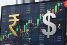 ભારતીય ચલણ રૂપિયો અને અમેરિકી ડૉલરના પ્રતીકો સાથે સ્ટોક માર્કેટ ગ્રાફની તસવીર.