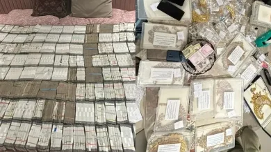 ED દ્વારા જપ્ત કરાયેલ રોકડ અને સોનાના દાગીના તેમજ લંડનમાં જપ્ત કરાયેલી મિલકતની પ્રતિકાત્મક તસવીર.