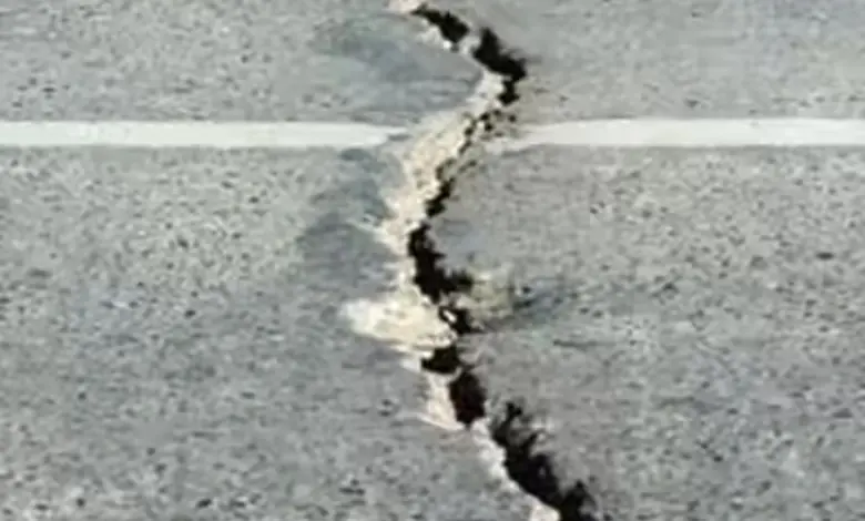 કચ્છમાં 3.9ની તીવ્રતાના ભૂકંપ બાદ ગભરાયેલા લોકો ઘરની બહાર દોડી રહ્યા છે.