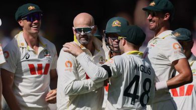 ઍડિલેઇડ: ઇંગ્લૅન્ડ ઍડિલેઇડ (Adelaide) ઓવલ મેદાન પર ઑસ્ટ્રેલિયા સામે ઍશિઝ સિરીઝની સતત ત્રીજી ટેસ્ટ હારવાની તૈયારીમાં છે.