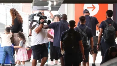 એશિઝ હાર બાદ ઇંગ્લેન્ડના ખેલાડીઓનું મિની વેકેશન નૂસા બીચ રિસોર્ટમાં વૉલીબૉલ રમતા અને ફોટોગ્રાફરોથી દૂર રહેવાનો પ્રયાસ કરતા