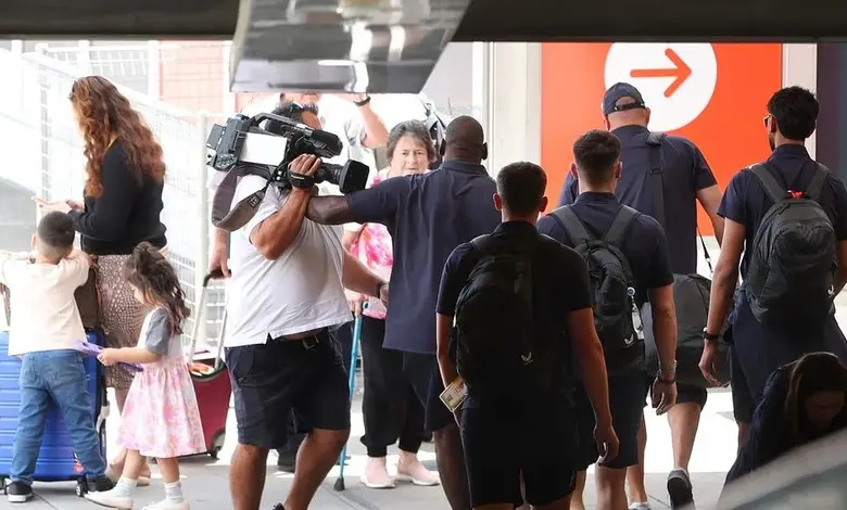 એશિઝ હાર બાદ ઇંગ્લેન્ડના ખેલાડીઓનું મિની વેકેશન નૂસા બીચ રિસોર્ટમાં વૉલીબૉલ રમતા અને ફોટોગ્રાફરોથી દૂર રહેવાનો પ્રયાસ કરતા