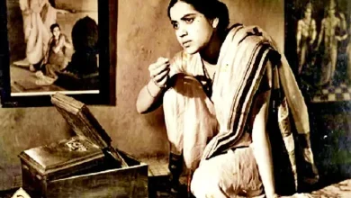 ફિલ્મ 'દુનિયા ના માને'માં શાંતા આપટે ગીત ગાતા.