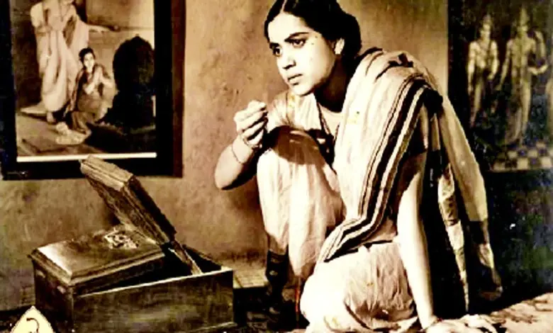 ફિલ્મ 'દુનિયા ના માને'માં શાંતા આપટે ગીત ગાતા.