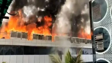 અંધેરી, એમઆઈડીસીમાં કમર્શિયલ બિલ્ડિંગમાં લાગેલી આગમાંથી નીકળતો ધુમાડો