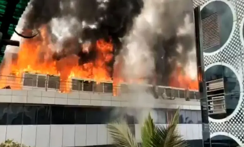 અંધેરી, એમઆઈડીસીમાં કમર્શિયલ બિલ્ડિંગમાં લાગેલી આગમાંથી નીકળતો ધુમાડો