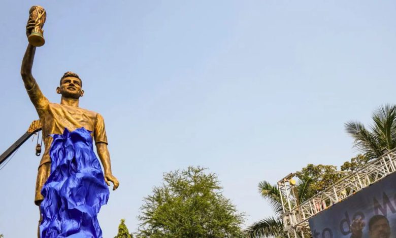 'ફૂટબોલ કિંગ' લિયોનલ મેસ્સીએ કર્યું પોતાના સ્ટેચ્યુનું અનાવરણ: એક ઝલક માટે ફેન્સનો થયો જમાવડો