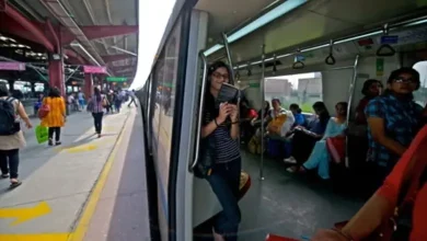 મેટ્રો ટ્રેનમાં મુસાફરી કરી રહેલા શાળાના વિદ્યાર્થીઓ