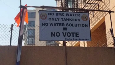 ઘાટકોપરની સોસાયટીના રહેવાસીઓ પાણીની તંગી સામે "નો વોટર નો વોટ" ના બેનર સાથે વિરોધ પ્રદર્શન કરી રહ્યા છે.