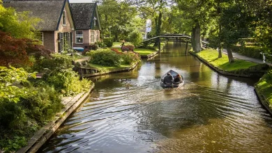 એક અનોખું ગામ જ્યાં ગાડી કે બાઈક નહીં પણ હોડીમાં બેસીને ઓફિસ અને સ્કૂલ જાય છે લોકો!