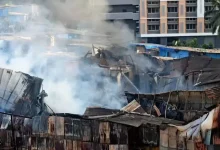 ગોરેગામ પૂર્વમાં ગણેશ નગર નજીક ખુલ્લા મેદાનમાં લાગેલી આગ અને આગ ઓલવતા ફાયર એન્જિન.