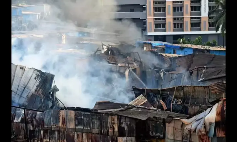 ગોરેગામ પૂર્વમાં ગણેશ નગર નજીક ખુલ્લા મેદાનમાં લાગેલી આગ અને આગ ઓલવતા ફાયર એન્જિન.