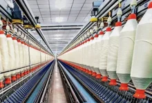 ભારતીય ટેક્સ્ટાઈલ નિકાસ વૃદ્ધિનો આલેખ અને કાપડ ઉદ્યોગના કામદારો.