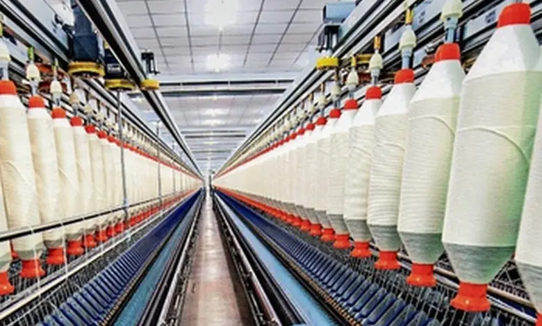 ભારતીય ટેક્સ્ટાઈલ નિકાસ વૃદ્ધિનો આલેખ અને કાપડ ઉદ્યોગના કામદારો.