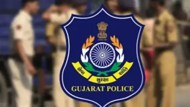 ગાંધીનગરમાં મુખ્યમંત્રી ભૂપેન્દ્ર પટેલ પોલીસકર્મીઓને નિમણૂક પત્ર આપતા