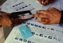 ગુજરાતમાં SIR હેઠળ 2025ની મતદાર યાદી માટે મતદારોને ગણતરી ફોર્મ વિતરણ અને ડિજીટાઈઝેશનની કામગીરી દર્શાવતું દ્રશ્ય.