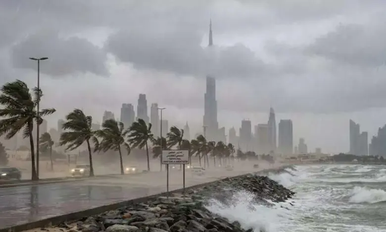 UAEના પહાડી વિસ્તારોમાં વરસાદને કારણે વહેતા પાણીના ઝરણાં.