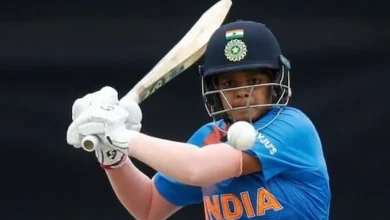 આઈસીસી ટી-20 રેન્કિંગમાં છઠ્ઠા સ્થાને પહોંચેલી ભારતીય ક્રિકેટર શેફાલી વર્મા મેદાન પર બેટિંગ કરતી વખતે.