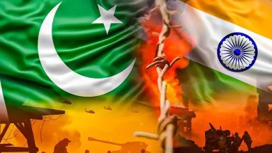 ભારત અને પાકિસ્તાન વચ્ચે સંભવિત યુદ્ધ અને સૈન્ય સામગ્રી દર્શાવતું પ્રતિકાત્મક ચિત્ર.