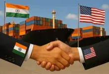 ભારત અને અમેરિકાના ધ્વજ સાથે વેપાર સમજૂતી (ટ્રેડ ડીલ) ને લગતી ચર્ચા દર્શાવતી તસવીર.