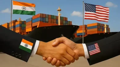 ભારત અને અમેરિકાના ધ્વજ સાથે વેપાર સમજૂતી (ટ્રેડ ડીલ) ને લગતી ચર્ચા દર્શાવતી તસવીર.