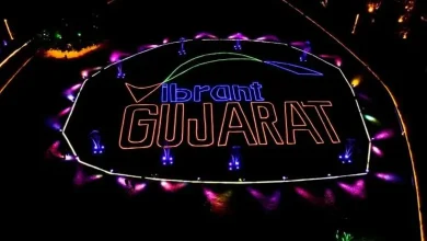 જામનગરમાં વાઇબ્રન્ટ ગુજરાત રિજીયોનલ કોન્ફરન્સના મંચ પર એમ.ઓ.યુ. એક્સચેન્જ થઈ રહ્યા છે; પ્રભારી પ્રધાન અર્જુનભાઈ મોઢવાડિયા અને ઉદ્યોગપતિઓ ઉપસ્થિત.