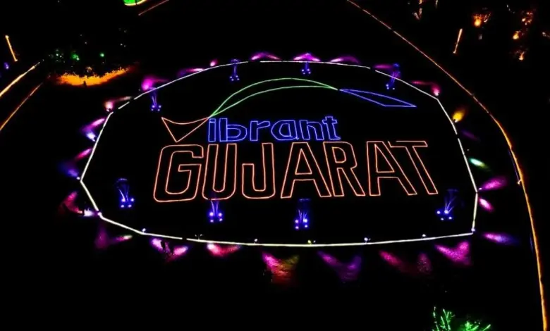 જામનગરમાં વાઇબ્રન્ટ ગુજરાત રિજીયોનલ કોન્ફરન્સના મંચ પર એમ.ઓ.યુ. એક્સચેન્જ થઈ રહ્યા છે; પ્રભારી પ્રધાન અર્જુનભાઈ મોઢવાડિયા અને ઉદ્યોગપતિઓ ઉપસ્થિત.