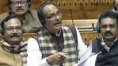 લોકસભામાં જી રામ જી બિલ પર ચર્ચા દરમિયાન વિપક્ષી સાંસદોનો વિરોધ પ્રદર્શન.