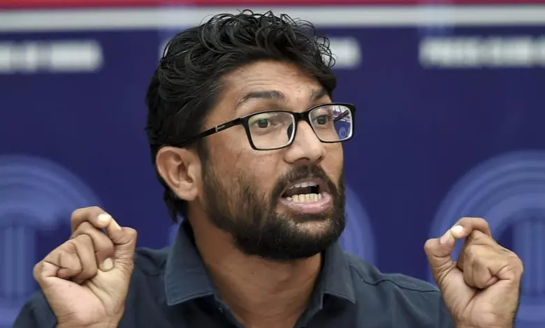 વડાપ્રધાન નરેન્દ્ર મોદી વિરુદ્ધના વિવાદાસ્પદ નિવેદન મુદ્દે ભાજપના અનુસૂચિત જાતિ મોરચાના પ્રમુખ ગૌતમ ગેડિયા જિગ્નેશ મેવાણી પાસે માફીની માંગણી કરી રહ્યા છે.