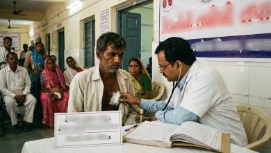 દેવામાં ડૂબેલા ખેડૂત અને કિડની રેકેટના પીડિત રોશન કુડેની તબીબી તપાસ અંગેની પ્રતિકાત્મક તસવીર.