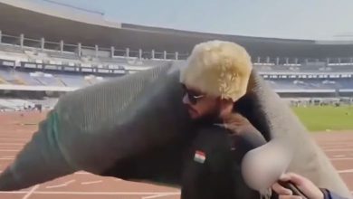 મેસ્સીનાં કાર્યક્રમમાં હોબાળો: રોષે ભરાયેલો ચાહક આખું કાર્પેટ ઉઠાવીને લઇ ગયો! જુઓ વિડીયો