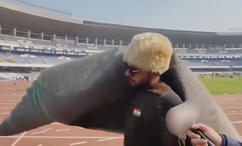 મેસ્સીનાં કાર્યક્રમમાં હોબાળો: રોષે ભરાયેલો ચાહક આખું કાર્પેટ ઉઠાવીને લઇ ગયો! જુઓ વિડીયો