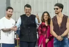 ભારત મુલાકાત દરમિયાન લિયોનેલ મેસ્સી સાથે વાતચીત કરી રહેલા સચિન તેંડુલકરનો ફોટો.