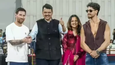 ભારત મુલાકાત દરમિયાન લિયોનેલ મેસ્સી સાથે વાતચીત કરી રહેલા સચિન તેંડુલકરનો ફોટો.