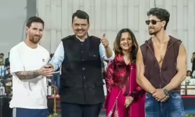 ભારત મુલાકાત દરમિયાન લિયોનેલ મેસ્સી સાથે વાતચીત કરી રહેલા સચિન તેંડુલકરનો ફોટો.