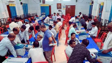 મુંબઈ : મહારાષ્ટ્ર સ્થાનિક સ્વરાજ્યની ચૂંટણીના પરિણામોના શરૂઆતી ટ્રેન્ડમાં મહાયુતિ 192 અને ભાજપ 107 બેઠક પર આગળ છે. જ્યારે એકનાથ શિંદેના નેતૃત્વ હેઠળની શિવસેના 48 સ્થાનિક સંસ્થાઓમાં આગળ છે. મહાવિકાસ અઘાડી હાલમાં 46 સંસ્થાઓમાં આગળ છે. જેમાં 288 મ્યુનિસિપલ કાઉન્સિલ અને નગર પંચાયતોમાંથી 253 માં મતગણતરી ચાલી રહી છે.